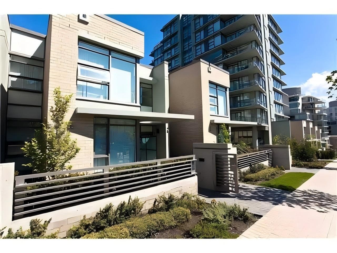 TH1 9188 University Crescent, Burnaby, V5A 0A5 — photo 1