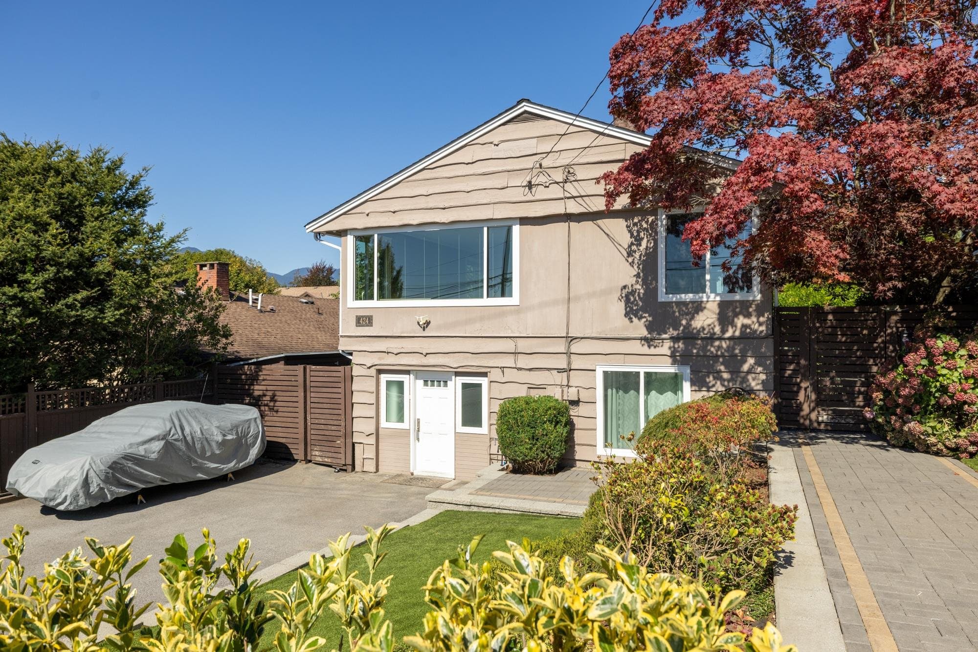 424 W Queens Road, North Vancouver, V7N 2K7 — photo 1