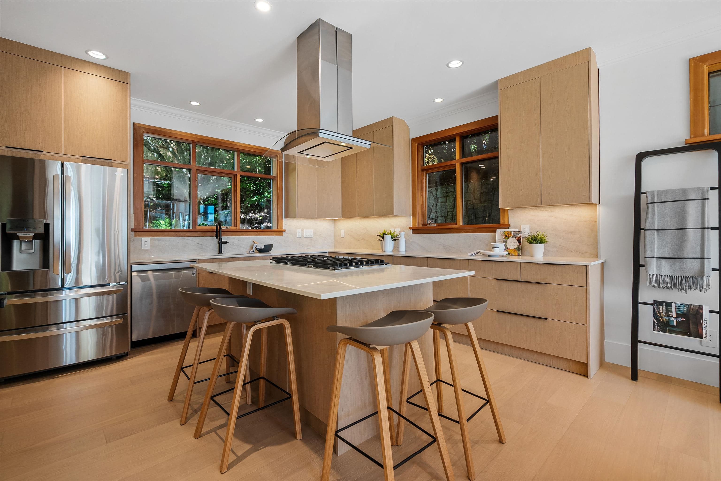 4812 Skyline Drive, North Vancouver, V7R 3J3 — photo 2