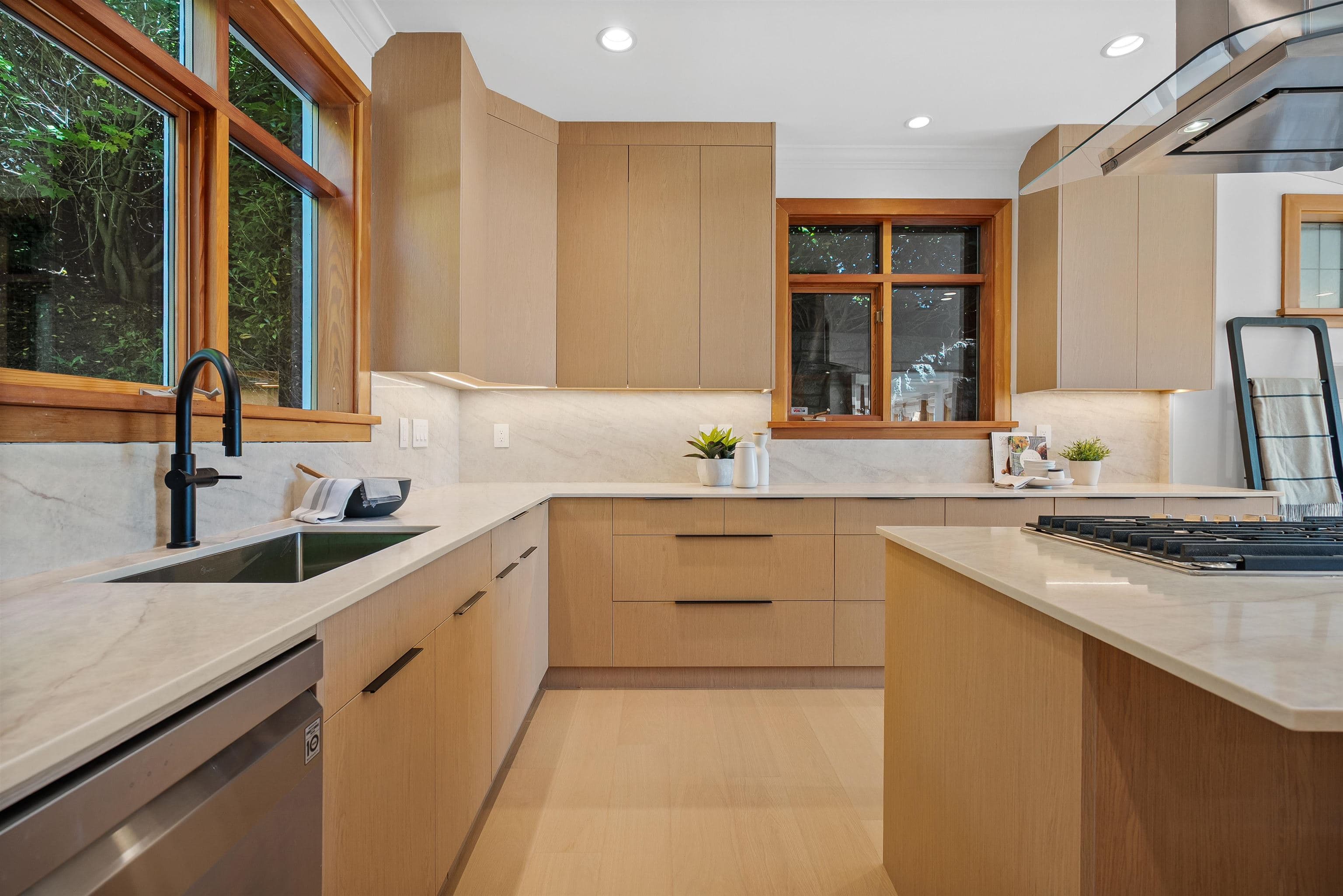 4812 Skyline Drive, North Vancouver, V7R 3J3 — photo 3