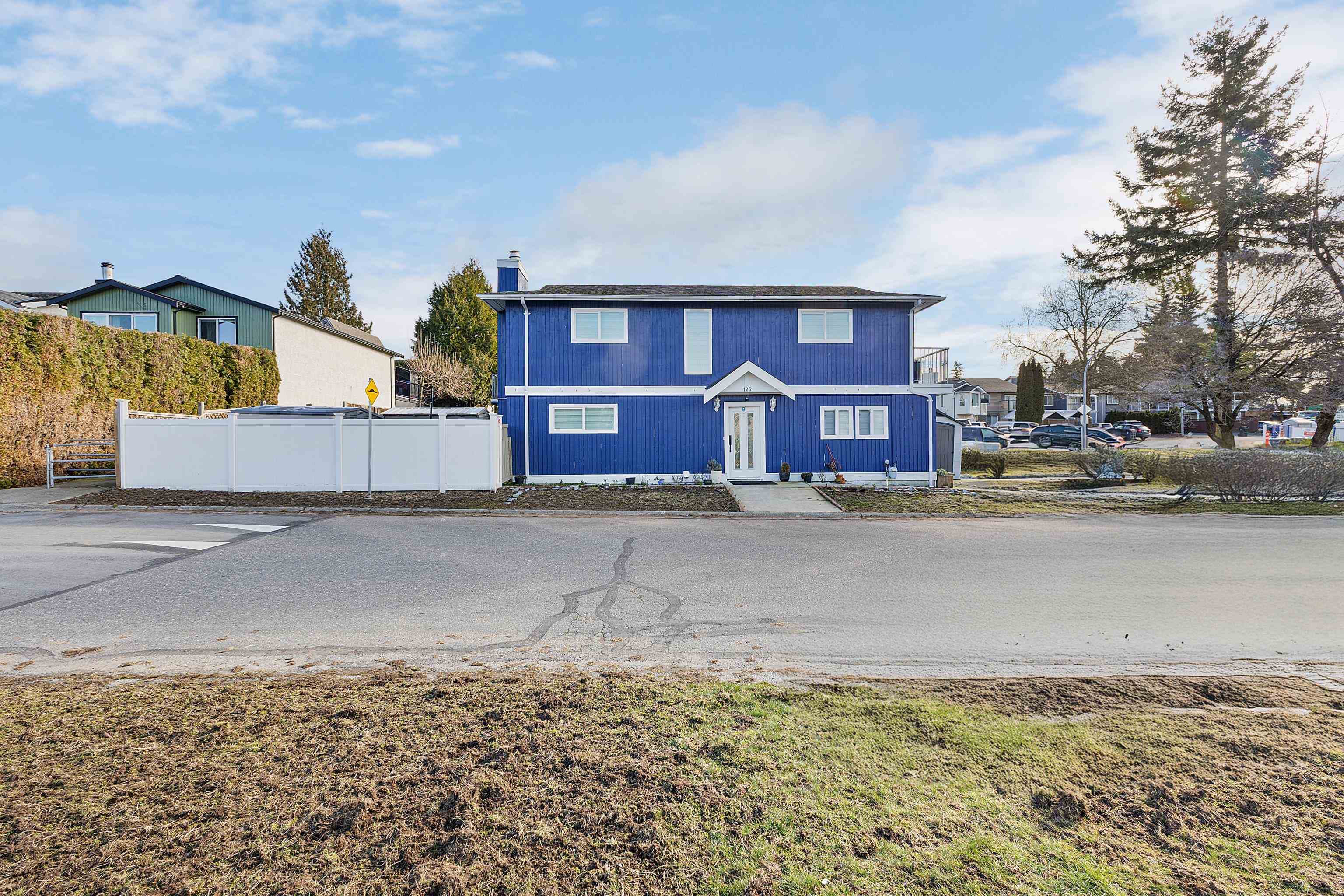 123 Springfield Drive, Langley, V4W 3K6 — photo 1